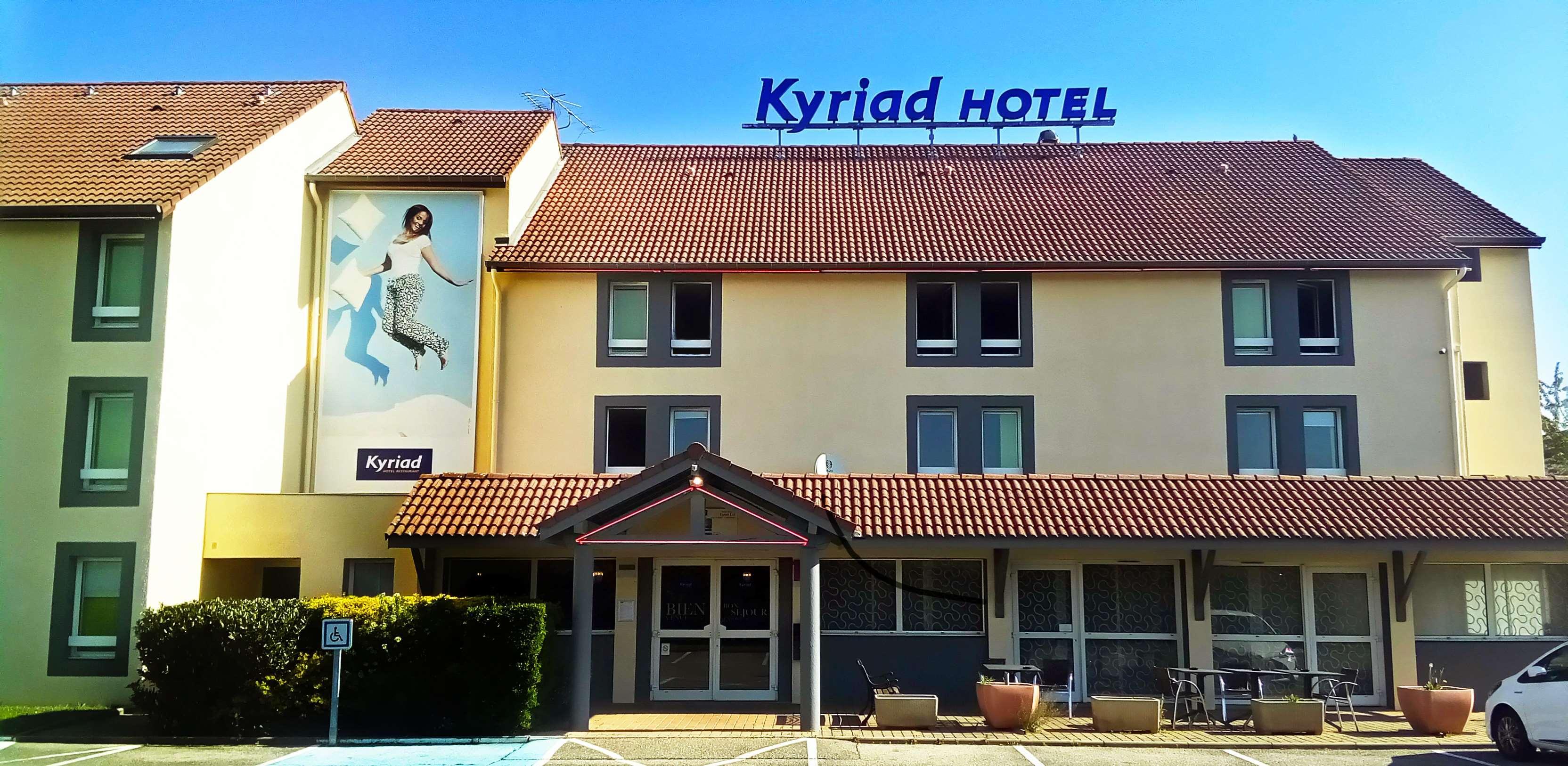 Kyriad Lyon Est - Saint Bonnet De Mure Екстер'єр фото